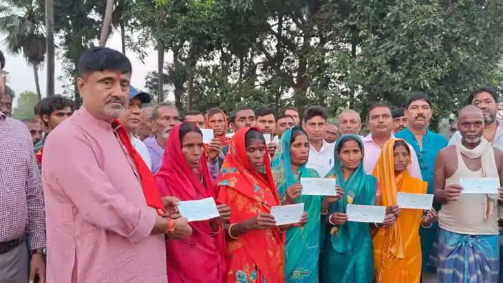 प्रतापपुर पहुंचे कांटी विधायक ई. अजीत कुमार: आगजनी पीड़ितों 