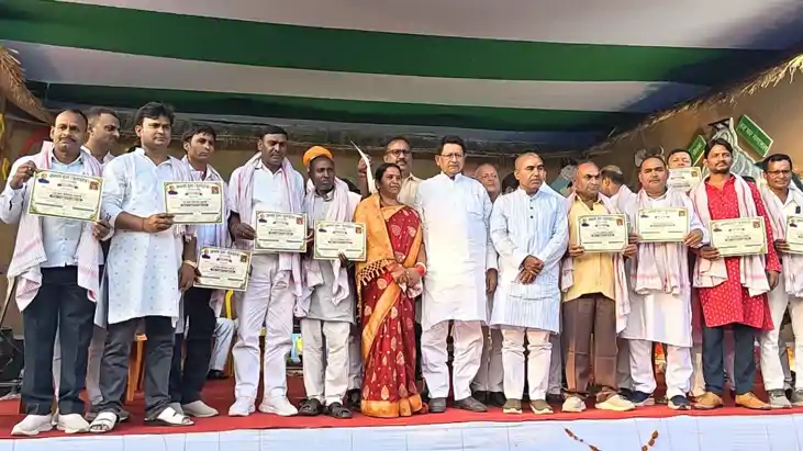 Bihar News : गया में जदयू की ‘20 साल बेमिसाल’ प्रदर्शनी का ह