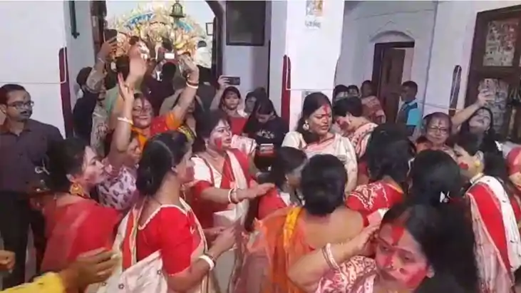 छपरा की कालीबाड़ी में पारंपरिक 'सिंदूर खेला' के साथ मां दुर्