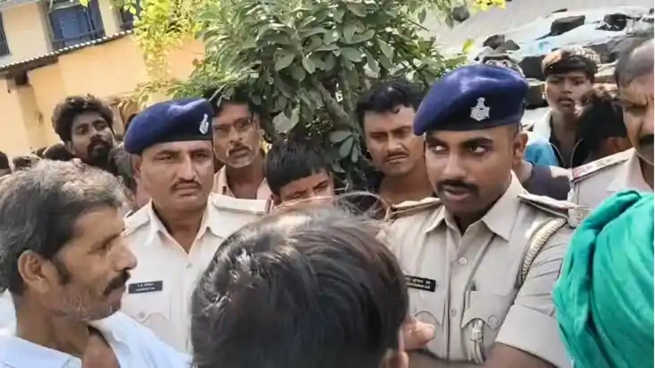 Bihar News : पटना में हत्या के बाद फूटा लोगों का गुस्सा, सड़क Bihar News : पटना में हत्या के बाद फूटा लोगों का गुस्सा, सड़क