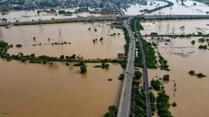 Bihar Flood: बिहार की बाढ़ ने सड़कों पर छोड़े तबाही के निशान