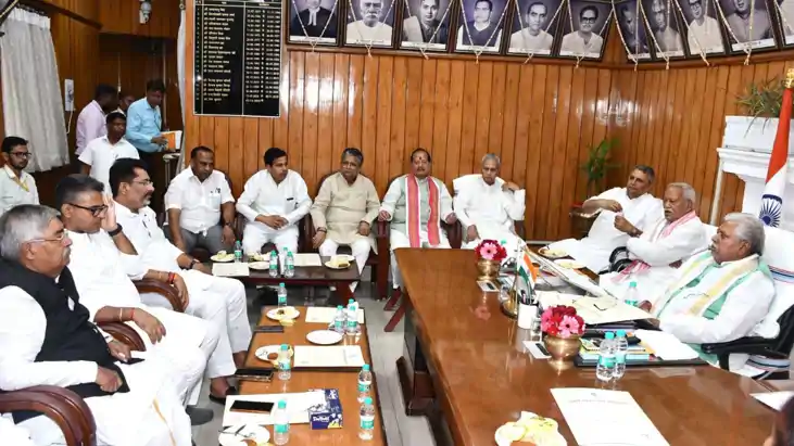 विधान सभा के प्रस्तावित विशेष सत्र को लेकर हुई बैठक, पक्ष-वि