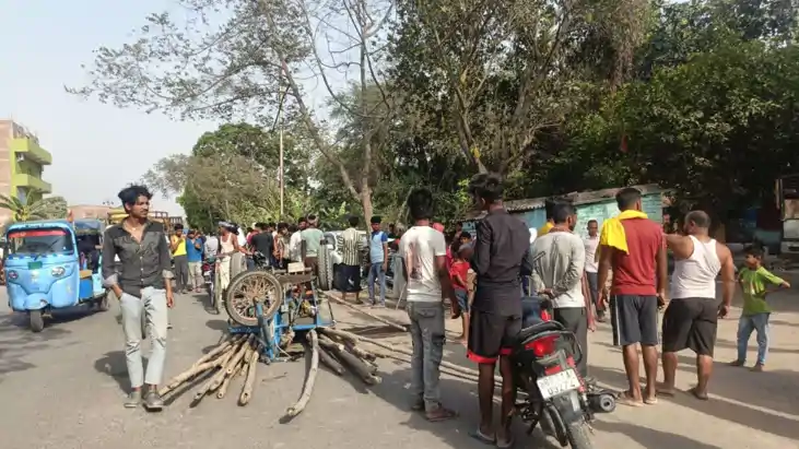 वैशाली में तेज रफ्तार कार ने जुगाड़ गाड़ी को ठोका, चालक की म