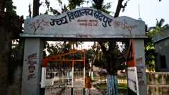 Bihar News : भागलपुर में हेडमास्टर पर ग्रामीणों ने लगाया आरोप, कहा-भाड़े पर दे दिया LED टीवी, बच्चों की छह दिनों से ठप है पढ़ाई 