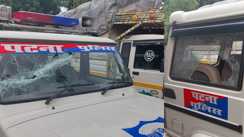 पटना में बालू माफियाओं खनन विभाग और पटना पुलिस टीम पर किया हमला वाहन पूरी तरह से क्षतिग्रस्त