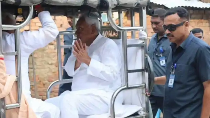 Bihar News : नालंदा में टोटो पर सवार होकर सिरसी गांव में पहु