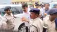 Bihar News : भोजपुर में बीच सड़क पर ग्रामीणों ने रोकी डीएम की गाड़ी, कहा-बाँध पर कट रही जिंदगी, रहने के लिए नहीं मिली जमीन