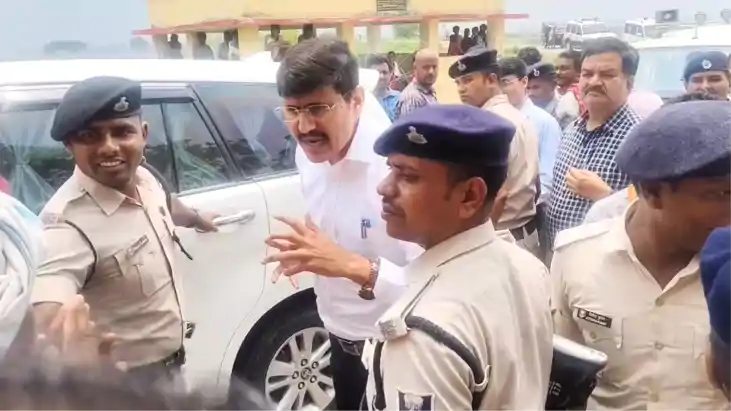 Bihar News : भोजपुर में बीच सड़क पर ग्रामीणों ने रोकी डीएम की