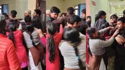 Bihar News : बेतिया में डॉक्टर्स और जीविका दीदियों के बीच जमकर हुई मारपीट, दही और आमलेट के आर्डर को लेकर हुआ विवाद 