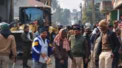 पुलिस पर पथराव 