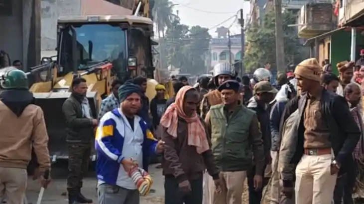 पुलिस पर पथराव 