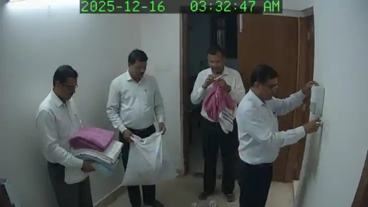 शिक्षकों की शर्मनाक करतूत: ट्रेनिंग सेंटर में बल्ब, बेडशीट, 