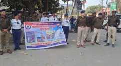 पुलिस की 'गांधीगिरी': नियम तोड़ने वालों का चालान नहीं, गुलाब देकर सिखाया सुरक्षा का पाठ