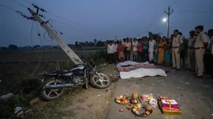 खुशियां मातम में बदलीं: बहन के तिलक में जा रहे थे तीन दोस्त,