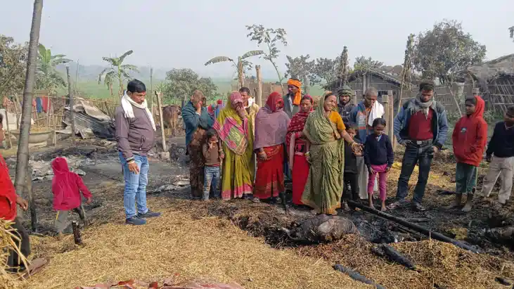 सबकुछ जलकर खाक, सिर्फ आंखों में बचे आंसू: एकमा पंचायत में भी