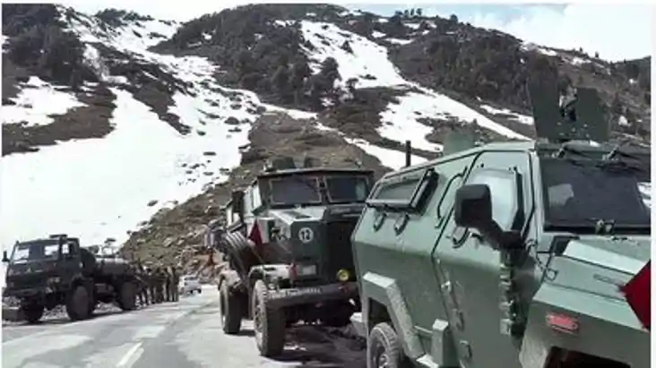 खन्नी टॉप पर खाई में गिरी सेना की बुलेट-प्रूफ गाड़ी; 10 जवान