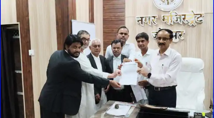 UP NEWS: जौनपुर में नौंचदी कमेटी ने डीएम को सौंपा ज्ञापन, अव UP NEWS: जौनपुर में नौंचदी कमेटी ने डीएम को सौंपा ज्ञापन, अव