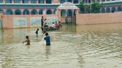 Bihar Flood News : खगड़िया में गंगा का जलस्तर बढ़ने से कई स्कूलों में घुसा बाढ़ का पानी, नाव से आने को मजबूर हैं शिक्षक 