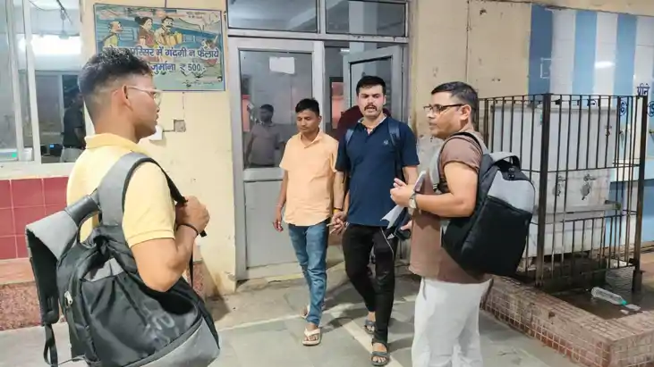 Bihar News : सीबीआई की टीम ने रक्सौल रेलवे स्टेशन पर घुसखोर 