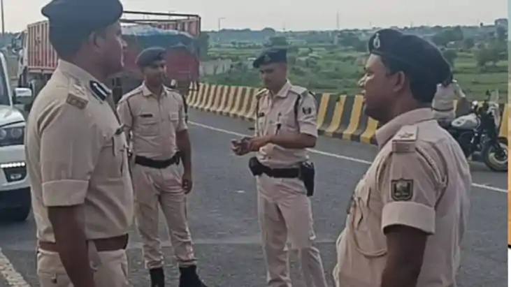 Bihar Crime - लुटेरों की शराफत, पहले बाइक से जा रहे पेट्रोल Bihar Crime - लुटेरों की शराफत, पहले बाइक से जा रहे पेट्रोल