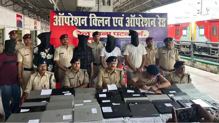 ट्रेनों और रेलवे स्टेशन पर लैपटॉप चोरी करने वाले अंतरजिला गि