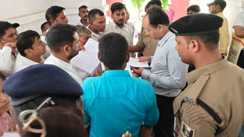6 महीने से वेतन न मिलने पर DM के सामने बिलख पड़े अस्पताल के सुरक्षाकर्मी, जिलाधिकारी ने अधीक्षक को लगाई कड़ी फटकार