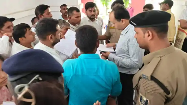 6 महीने से वेतन न मिलने पर DM के सामने बिलख पड़े अस्पताल के 
