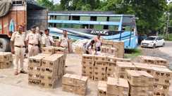 Bihar Crime News : मुजफ्फरपुर पुलिस ने एक करोड़ रुपए का विदेशी शराब और लग्जरी वाहन किया बरामद, मौके से तस्कर को किया गिरफ्तार 