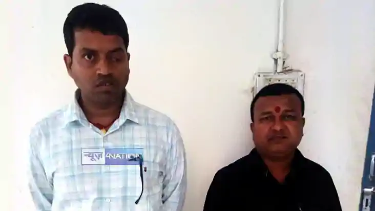 Bihar News : मोतिहारी में खेसरा पंजी के साथ पुलिस ने दलालों 
