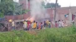 Bihar Crime : वैशाली के लोदीपुर में जमीन विवाद को लेकर हुई हिंसक झड़प, पत्थरबाजी-आगजनी से इलाके में तनाव का माहौल 