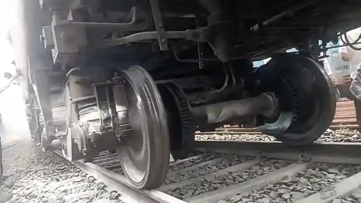 Bihar News : पटना-रांची जनशताब्दी एक्सप्रेस के पहिए से निकली