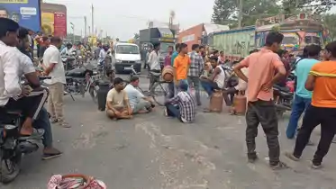  Gas Crisis Sparks Anger Consumers Block Highways in Bihar