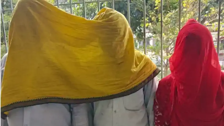 17 वर्षीय बेटी को फंदे से झूलने पर किया मजबूर, शव गायब करने 
