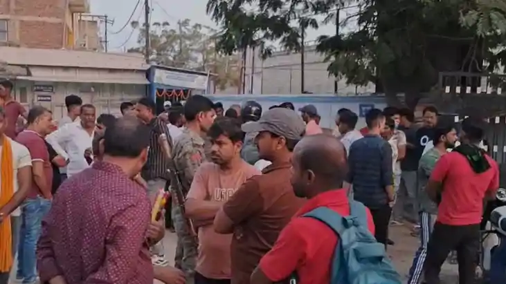बिहार में खून से सनी सड़क,  आपसी रंजिश में किशोर की चाक़ू मारक