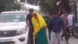 Crime news - लहंगा-लूगड़ी पहन पुलिस को चकमा देने की कोशिश कर रहा था 25 हजार का इनामी बदमाश, चार राज्यों में था वांटेड, इस गैंग से है संबंध