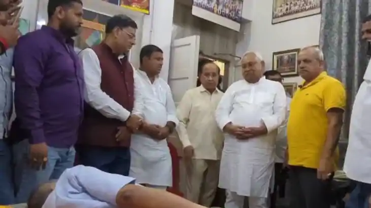 Nitish Kumar visits Neeraj Kumar
