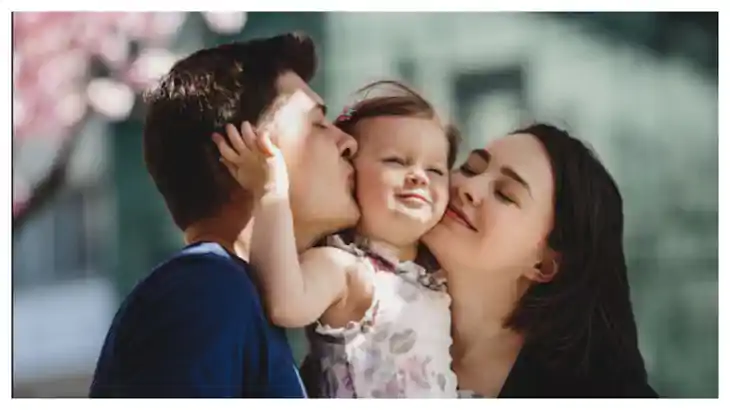 Happy Daughters Day: डॉटर्स डे पर कुछ इस अंदाज में करें खुश,