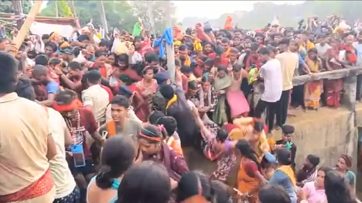 Bihar News : मुंगेर और बांका सीमा पर तेलडीहा दुर्गा मंदिर मे Bihar News : मुंगेर और बांका सीमा पर तेलडीहा दुर्गा मंदिर मे