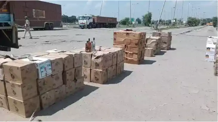 Bihar News : कैमूर में उत्पाद विभाग की टीम ने दो ट्रकों पर ल