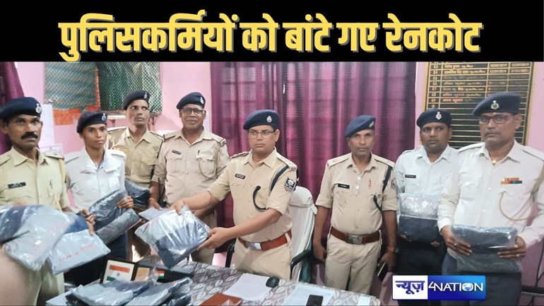 बरसात में सड़कों पर ट्रैफिक ड्यूटी करने वाले जवानों और पुलिस पदाधिकारियों को डीएसपी ने रेनकोट का किया वितरण