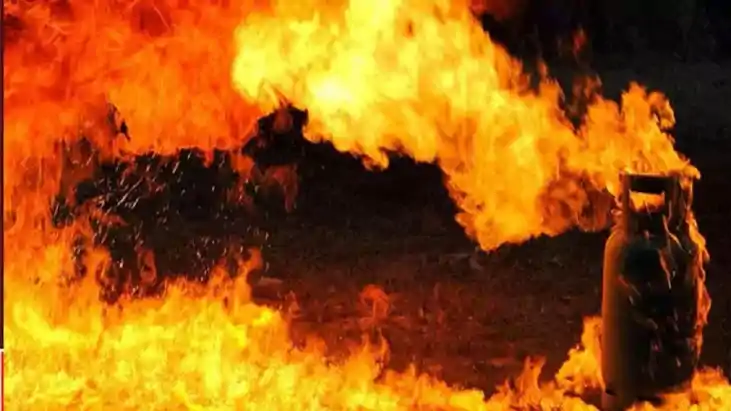 UP NEWS: आगरा में आग का तांडव, सिलेंडर लीक होने से लगी भीषण UP NEWS: आगरा में आग का तांडव, सिलेंडर लीक होने से लगी भीषण