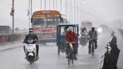 UP Weather: उत्तर प्रदेश में बदला मौसम का मिजाज, कई जिलों में भारी बारिश की चेतावनी, जानिए अपने जिले का हाल!