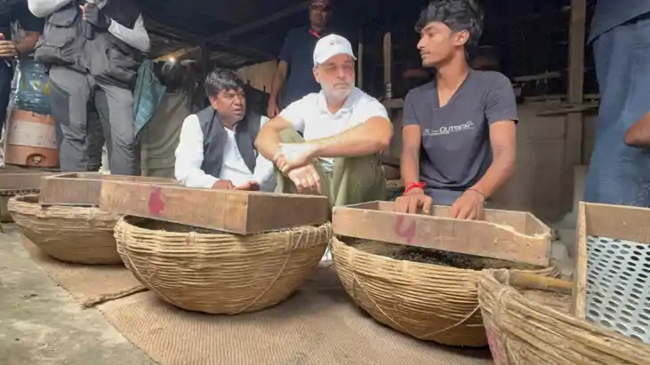 Bihar politics : मुकेश सहनी ने 'वोटर अधिकार यात्रा' में मखान Bihar politics : मुकेश सहनी ने 'वोटर अधिकार यात्रा' में मखान