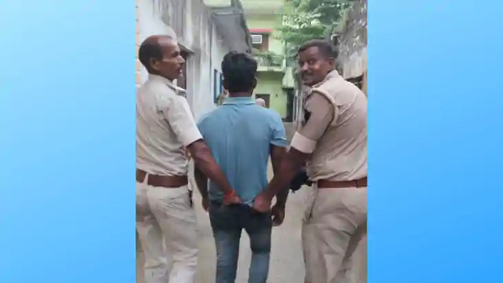 हथकड़ी सरकाकर टोटो से कूदा कैदी : 10 मिनट तक गलियों में जवान