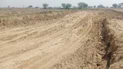 Bihar News : बांका में BSAP-10 की जमीन से अवैध मिट्टी उत्खनन का भंडाफोड़, प्रिंस कंस्ट्रक्शन के ठेकेदारों व कर्मियों की संलिप्तता उजागर, गिरफ्तारी के लिए छापेमारी तेज
