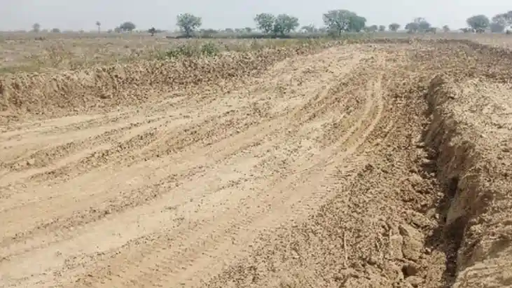 Bihar News : बांका में BSAP-10 की जमीन से अवैध मिट्टी उत्खनन