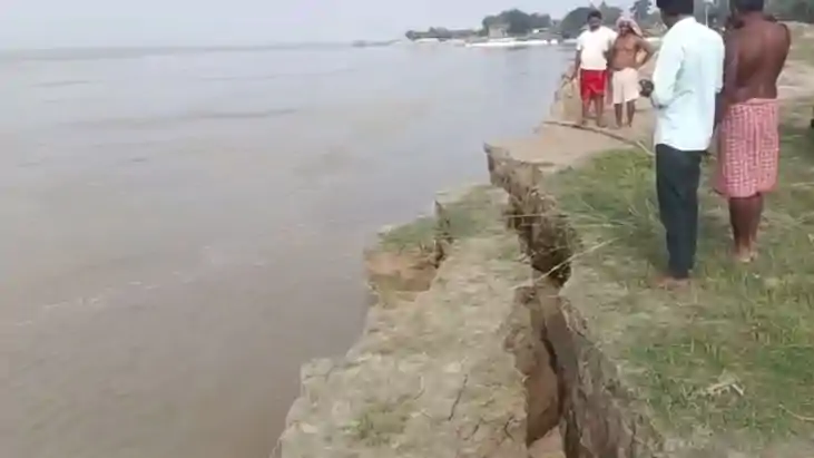 Bihar Flood News: मुंगेर में गंगा का रौद्र रूप, घरों पर मंडर