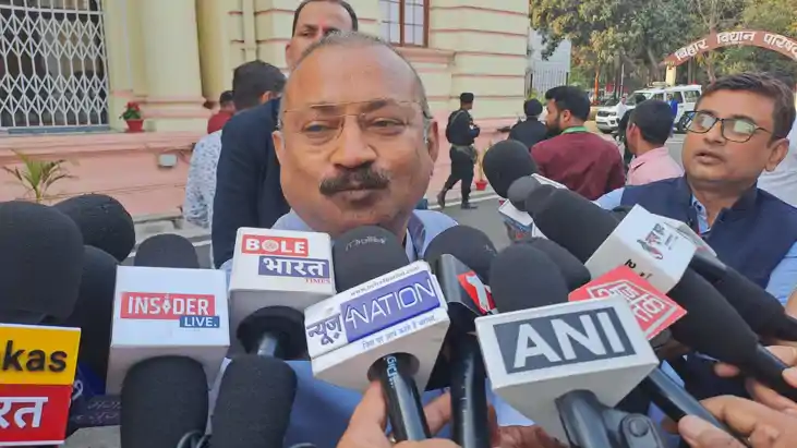 'Z+ सुरक्षा में रहते हैं और लिलिपुटियन कहकर पुलिस का मजाक उड