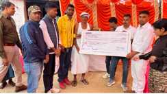 Arwal Cop Mukesh Kumar Given State Honours19 Lakh Aid Handed Over