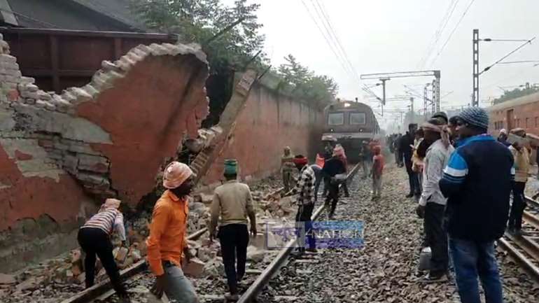 Train Accident in Bihar : मुंगेर में सेंटिंग के दौरान बेपटरी हुई मालगाड़ी, रेल ट्रैक पर गिरा दिवार का बड़ा हिस्सा, घंटों बाधित रहा रेल परिचालन 